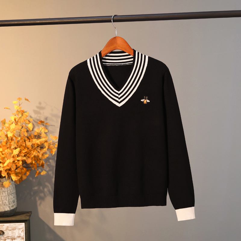 Broderad Bee Pullover Bottoming Shirt