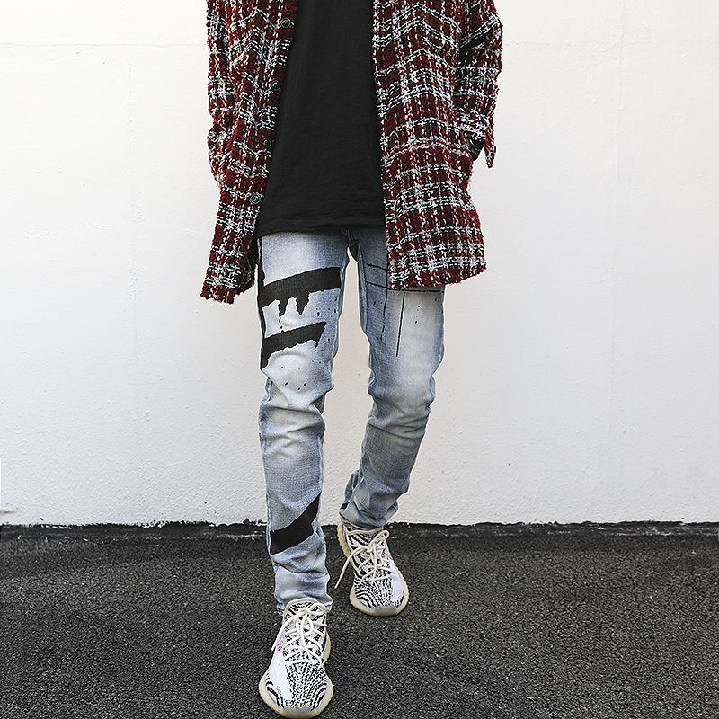 Graffititryckta Tvättade Och Slitna Slim-fit Jeans Med Små Fötter