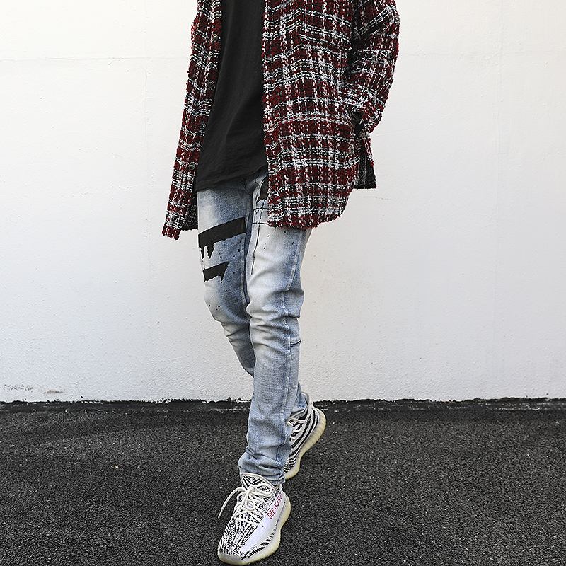 Graffititryckta Tvättade Och Slitna Slim-fit Jeans Med Små Fötter