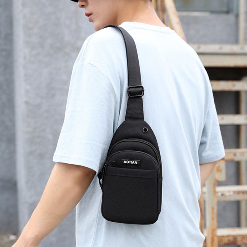 Hörlurshål För Män Med Stor Kapacitet Vattentät Crossbody-väska Med Flera Fickor