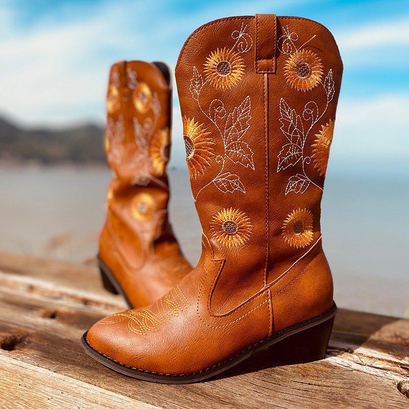 Broderade Tjocka Klackar I Stor Storlek Dam Med Spetsad Tå Cowboystövlar Med Mitten Av Vaden