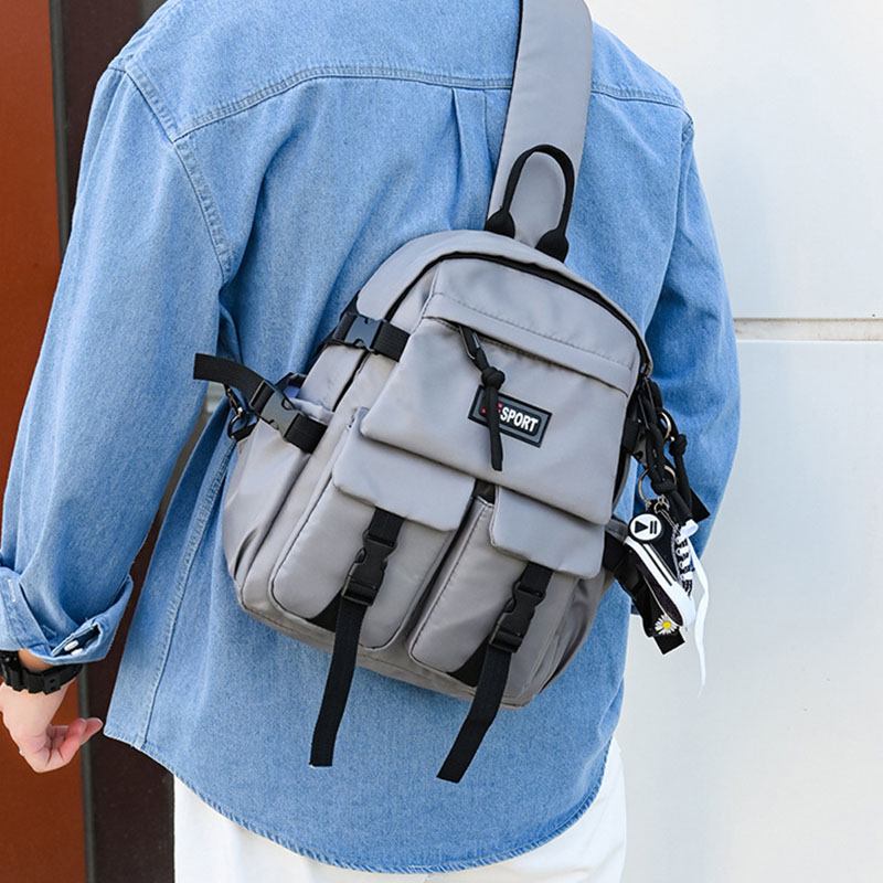 Män Muti-fickor Vattentät Bröstväska Nylon Lättvikt Bekväm Konvertibel Rem Crossbody-väska