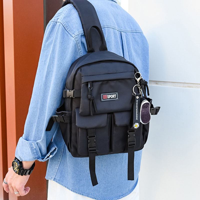 Män Muti-fickor Vattentät Bröstväska Nylon Lättvikt Bekväm Konvertibel Rem Crossbody-väska
